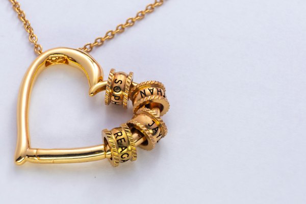 A gold heart pendant necklace